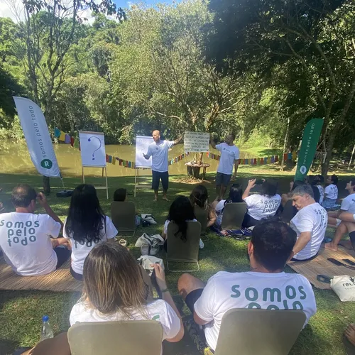 Apresentação em atividade corporativa ao ar livre