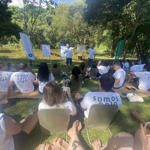 Apresentação em atividade corporativa ao ar livre