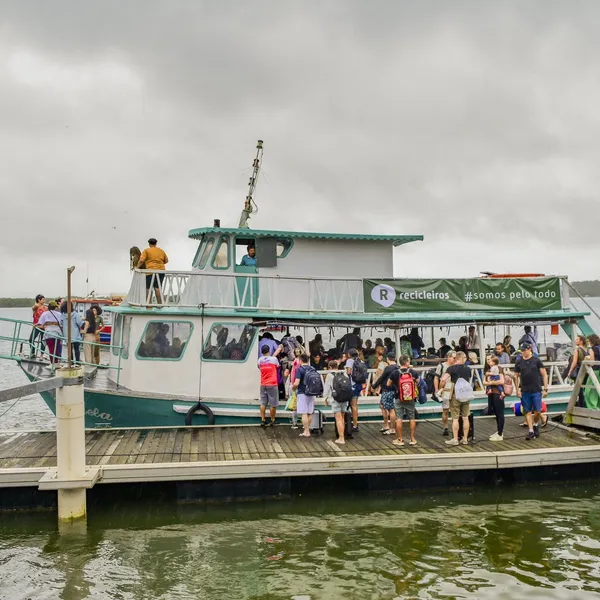 Grupo de voluntários embarcando na escuna rumo ao mutirão