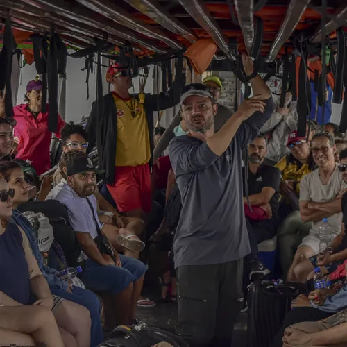 Eduardo Pontes conduz briefing de segurança a bordo antes de uma saída de campo.