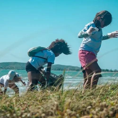 Crianças participando do mutirão de limpeza de praia na Ilha do Cardoso