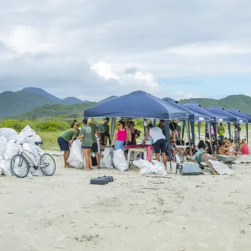 Estrutura montada na praia para o mutirão de limpeza