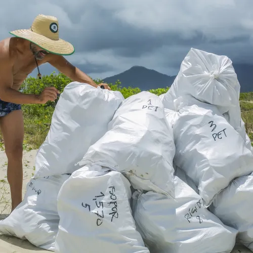 Resíduos coletados no mutirão de limpeza da praia
