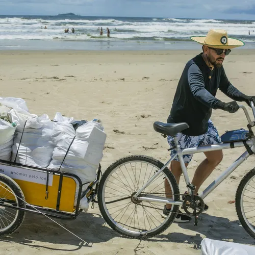 Transporte de resíduos coletados no mutirão de limpeza da praia